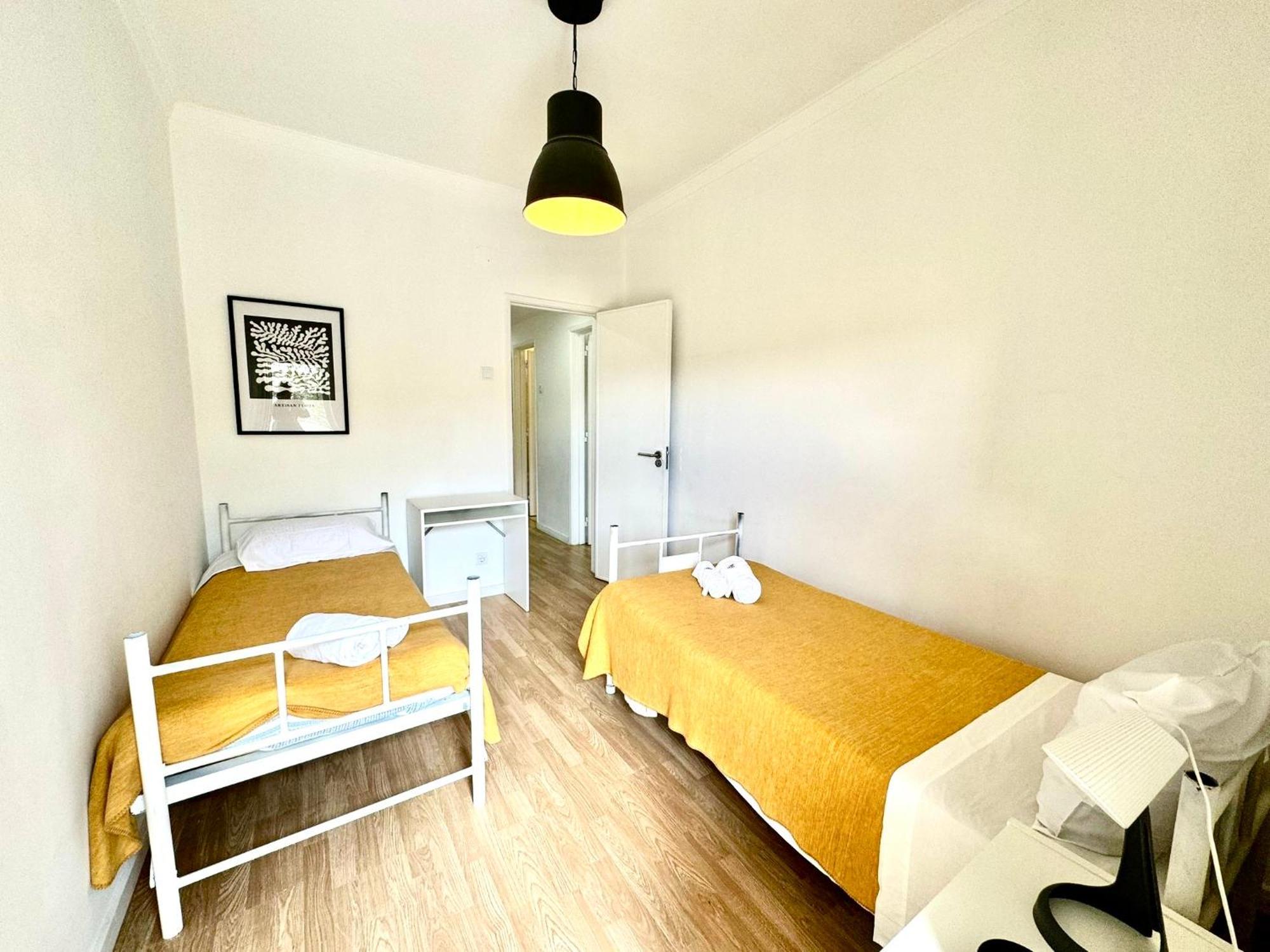 Almada Big Flat Next To Lisbon And Caparica Beach Exterior foto